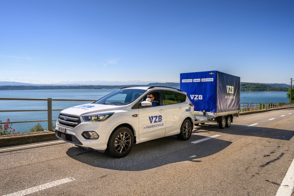 Auto mit Anhänger Auto mit Anhänger